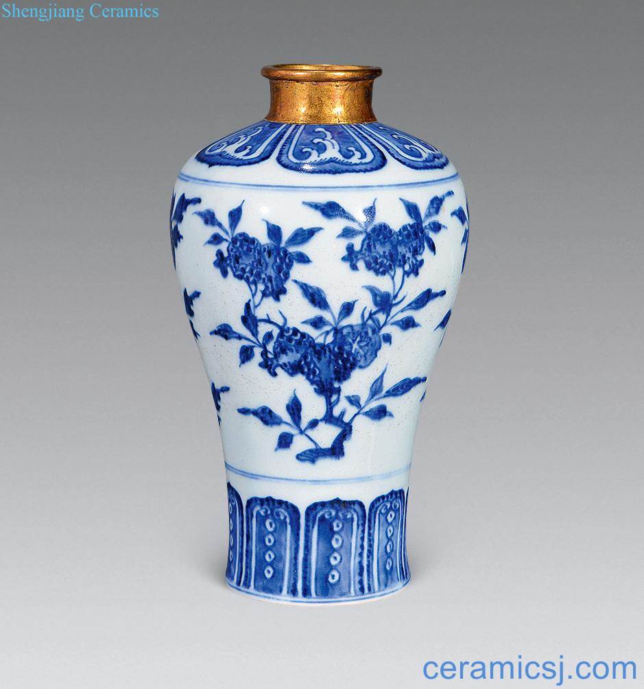 Qing qianlong Blue and white ruffled branch sanduo grain mei bottle