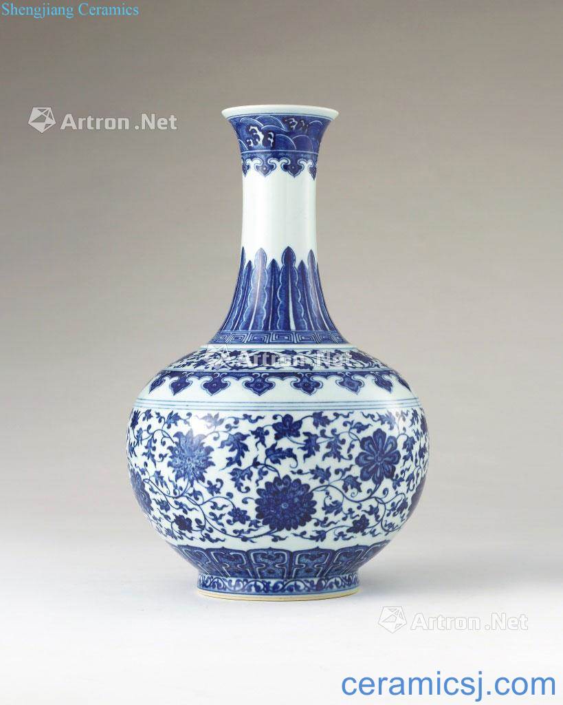 Qing qianlong Blue and white floral bottle wrapped branches