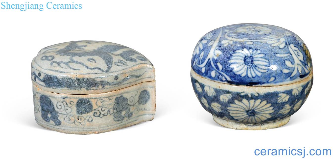 In the late Ming Blue and white dragon, flowers cover box (two)