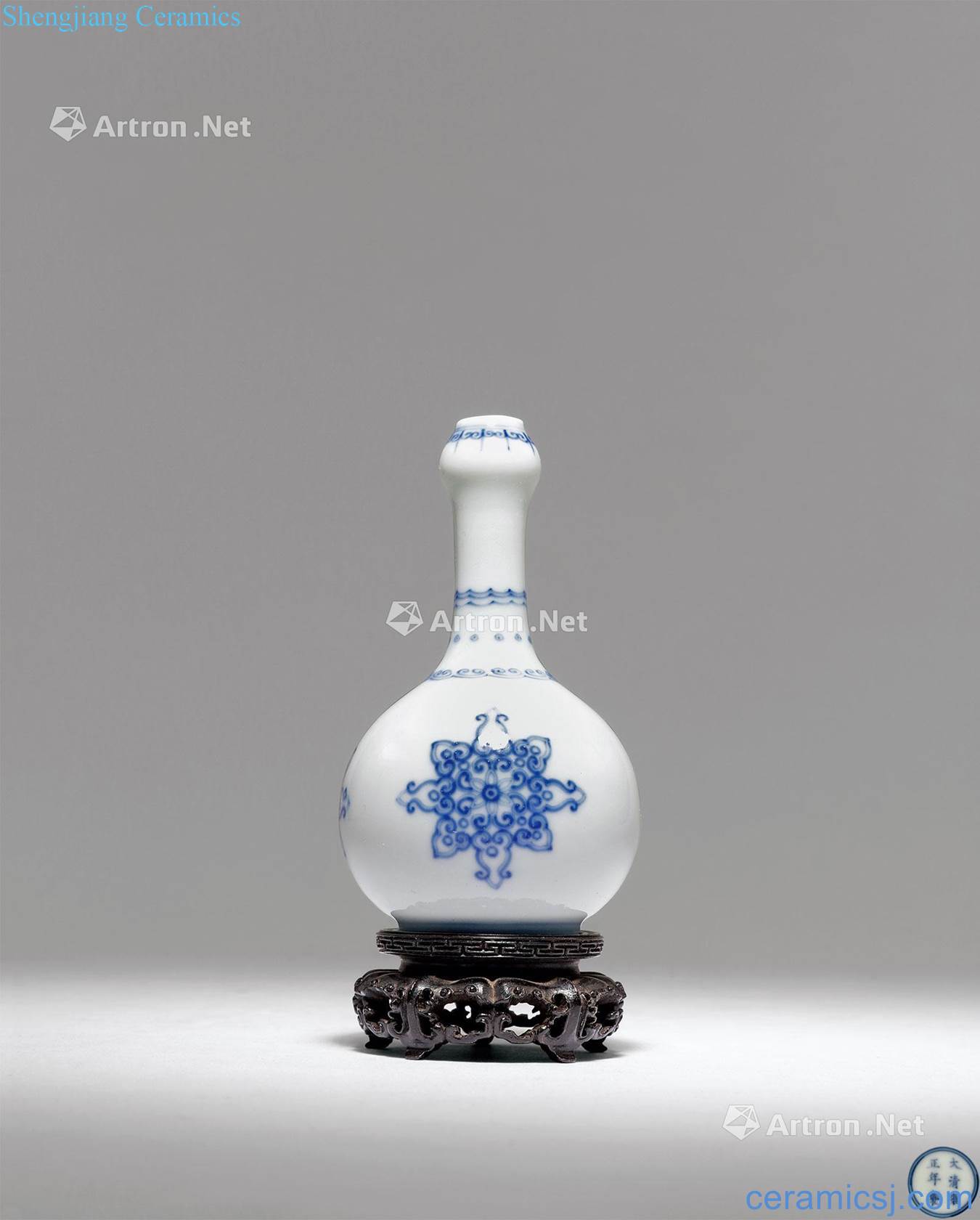 Qing yongzheng blue treasure phase pattern garlic bottle