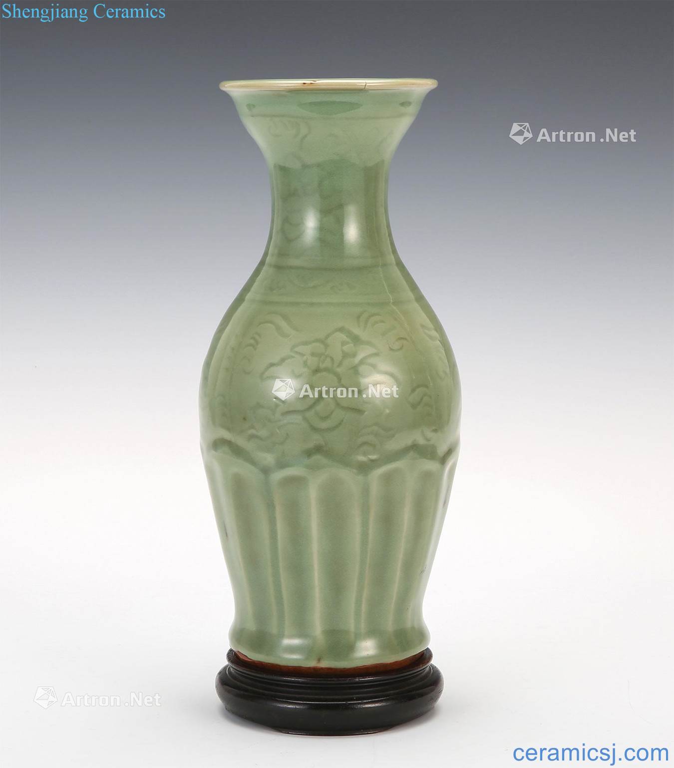Ming Longquan celadon flower grain mouth bottle