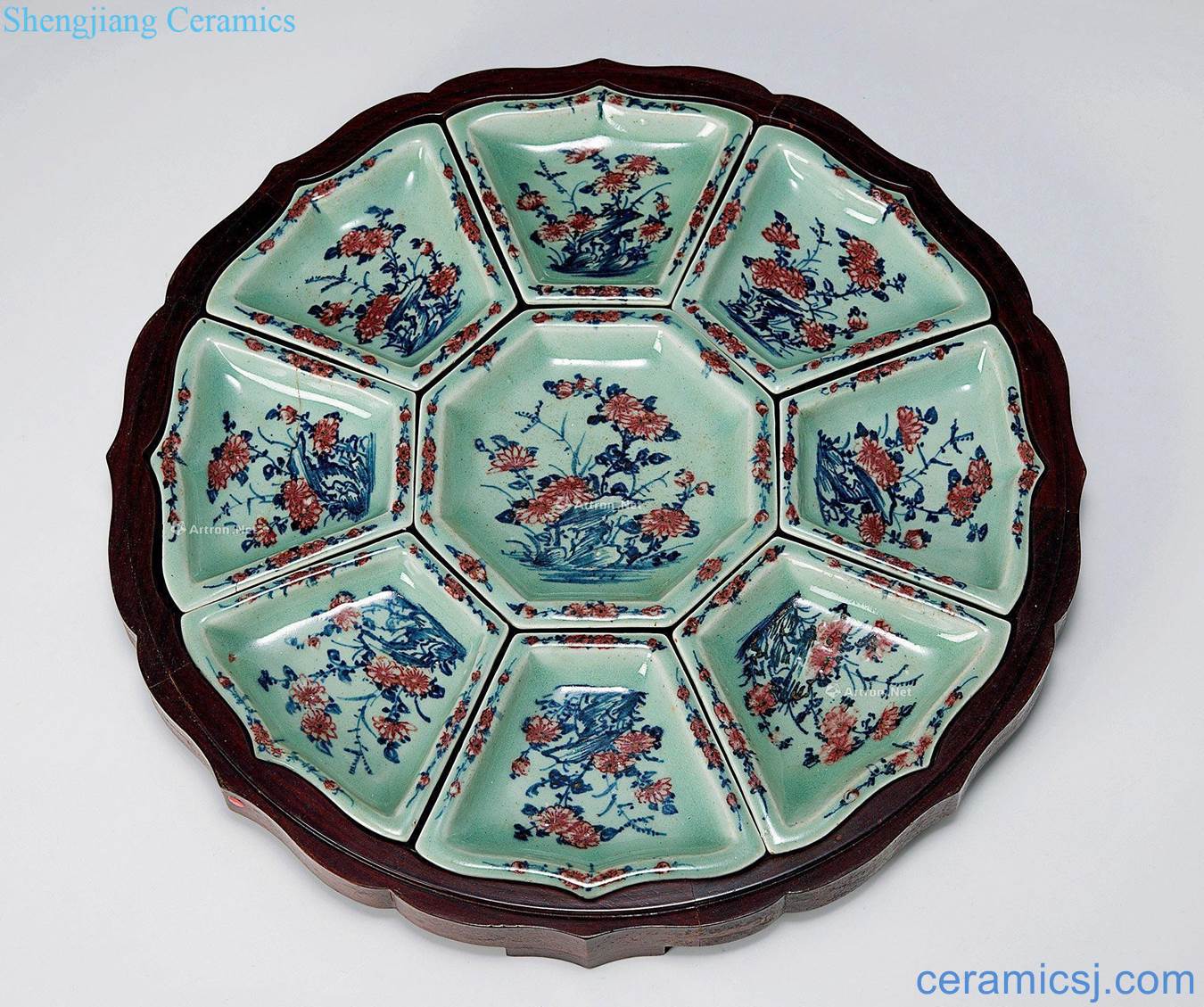 Blue and white youligong pea green to the reign of qianlong Flower grain nine plate cover box