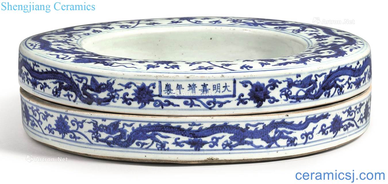 Ming jiajing Blue and white YunLongWen court beads box