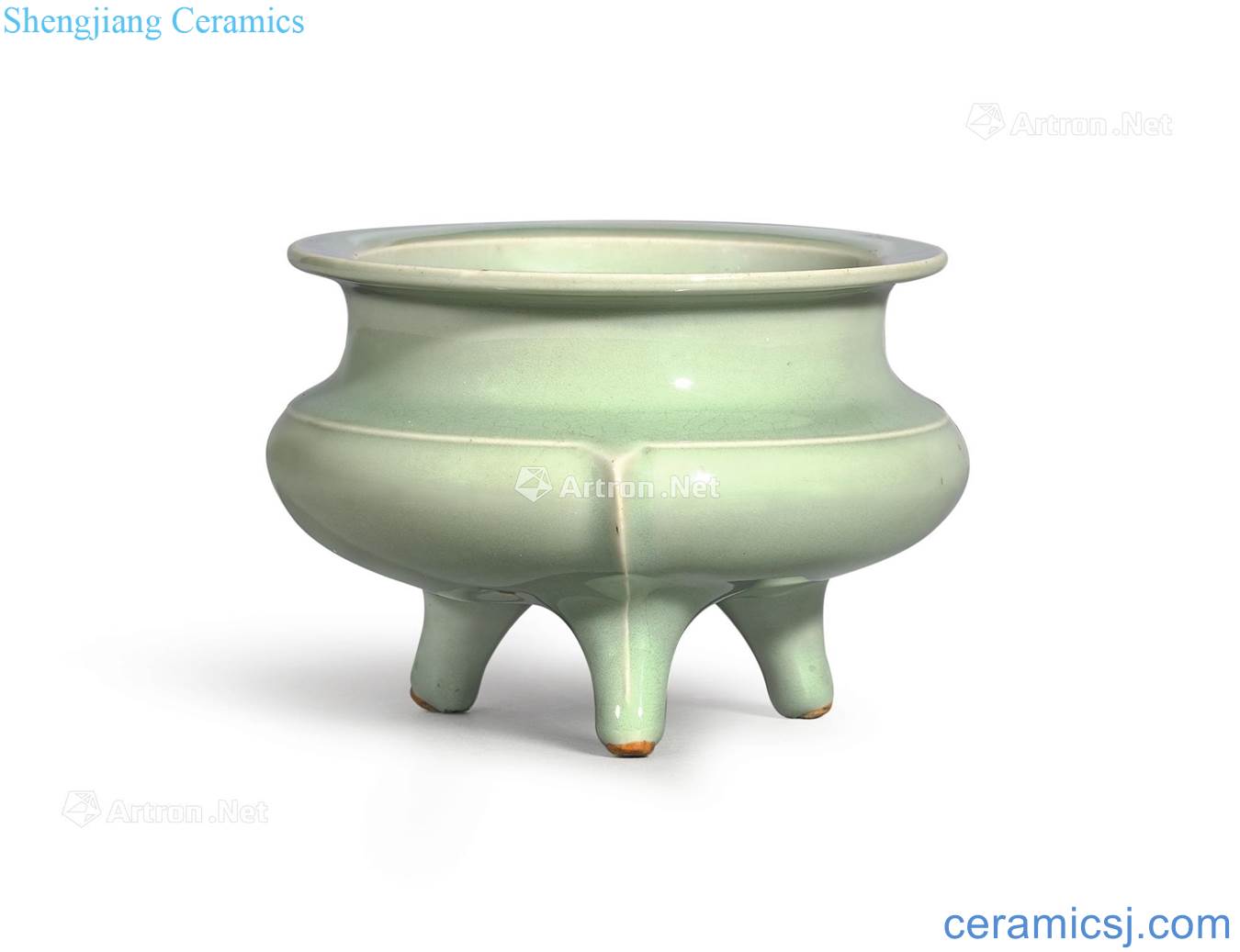 The southern song dynasty to yuan Longquan celadon glaze furnace with three legs