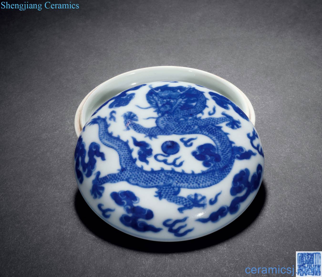 Qing daoguang Blue and white YunLongWen cover box