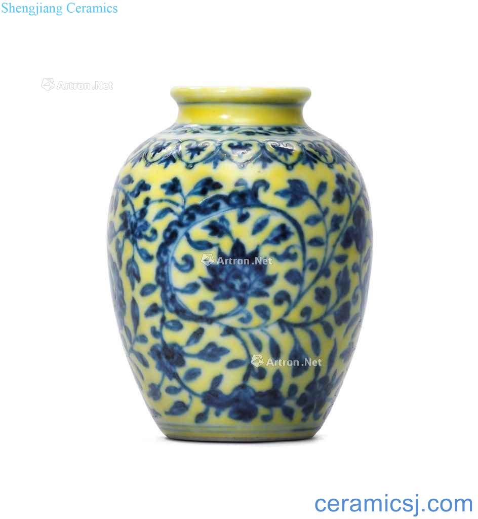 Qing yongzheng Yellow to blue and white lotus flower grain canister