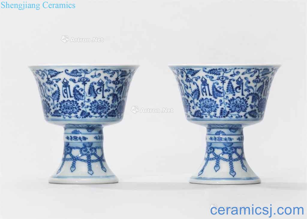 Qing qianlong Blue and white tie up branch's lotus grain Sanskrit footed cup (a)