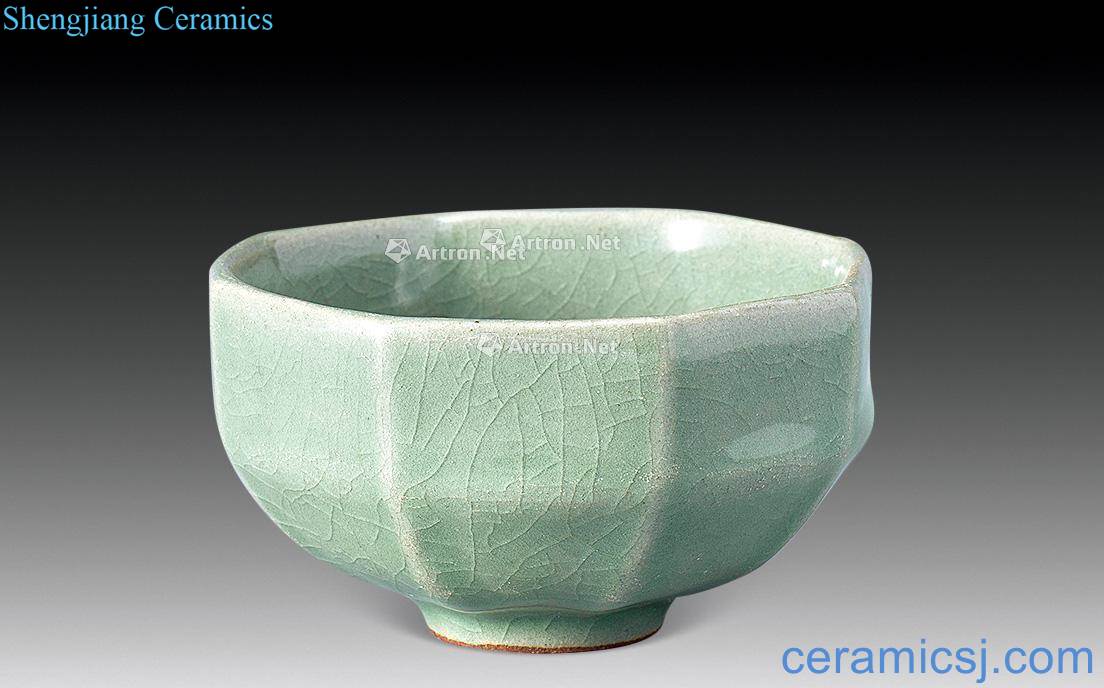 The yuan dynasty Longquan celadon eight arrises bowl