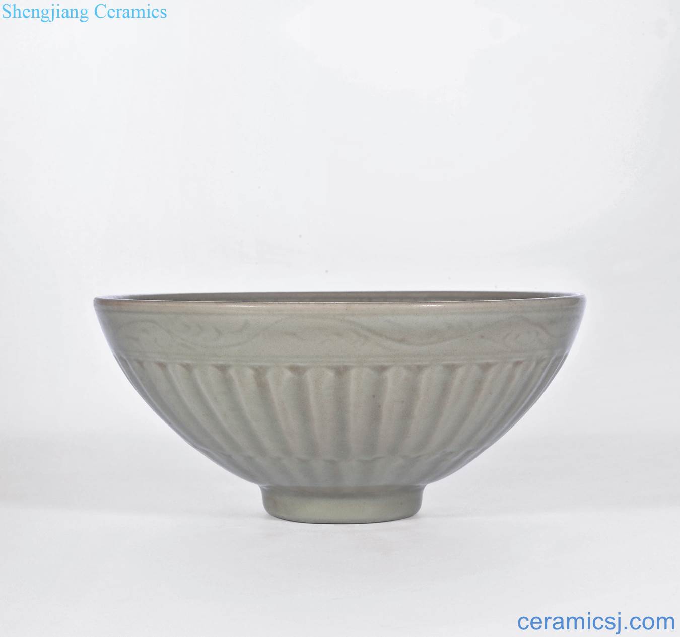 Early Ming dynasty Longquan celadon glaze chrysanthemum petals large bowl