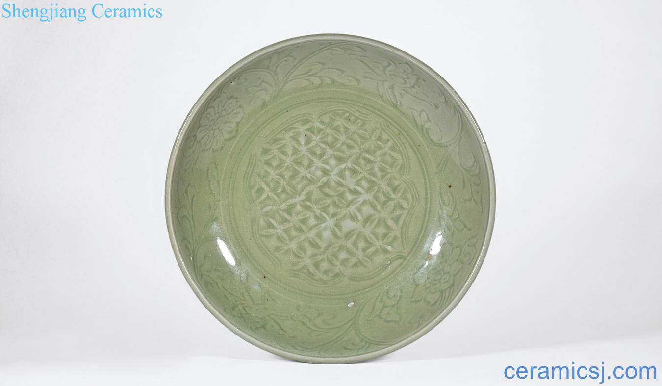Early Ming dynasty Longquan celadon green glaze dark carved flowers around branches brocade