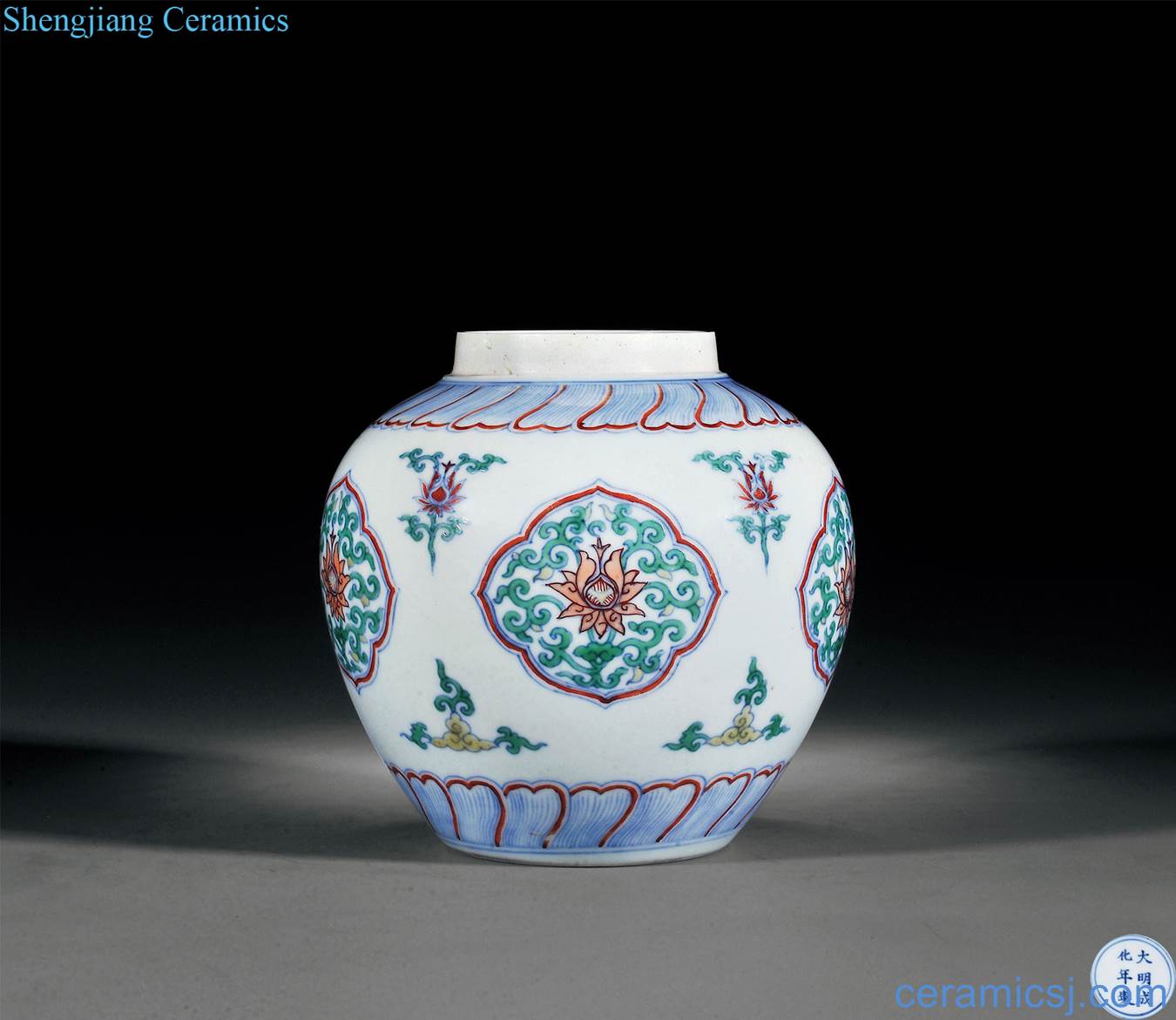 Qing yongzheng imitation chenghua bucket color medallion fold branch lotus grain tank