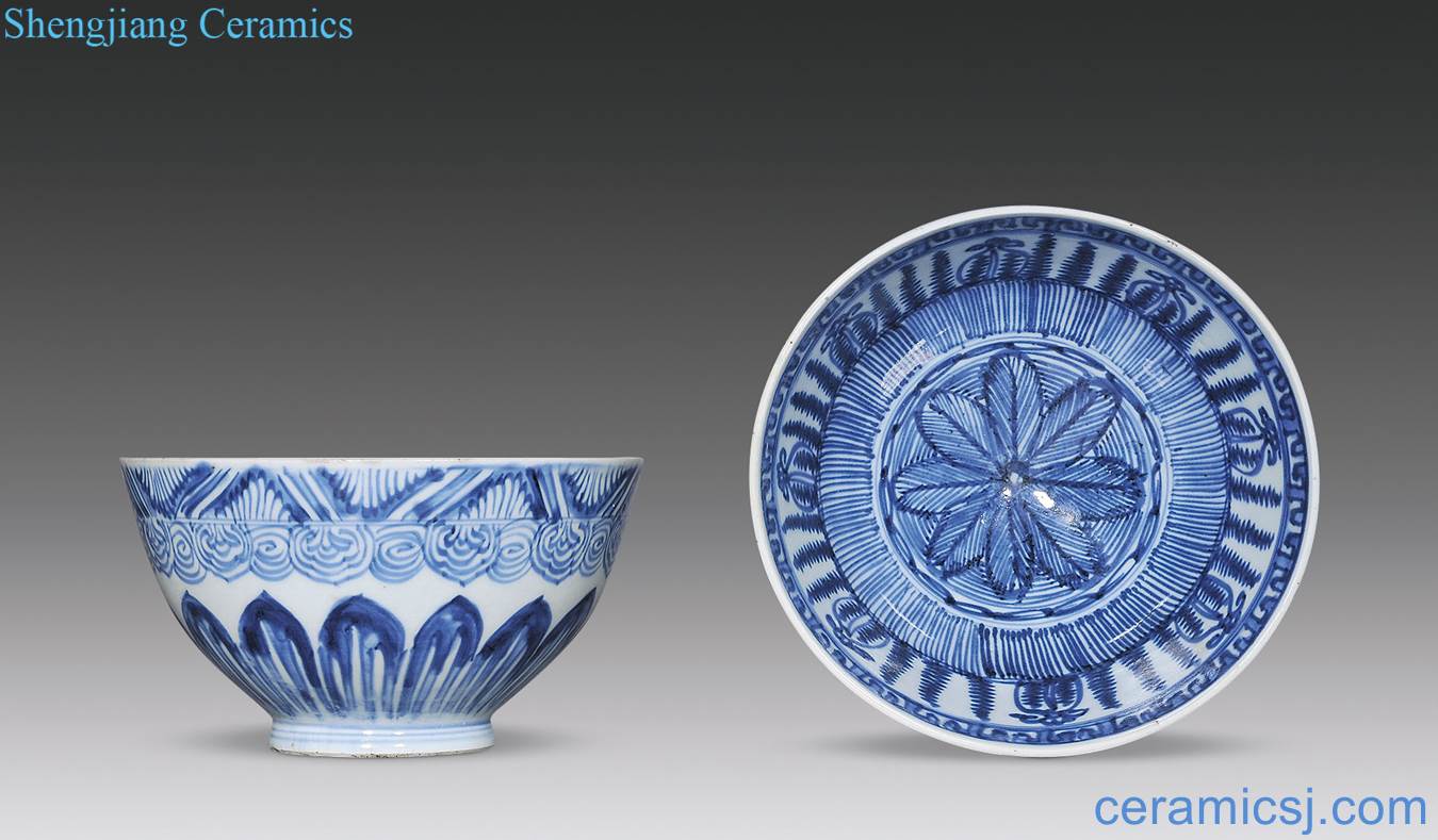 In the late Ming Lotus-shaped grain heart bowl imitated yongle blue iron line (a)