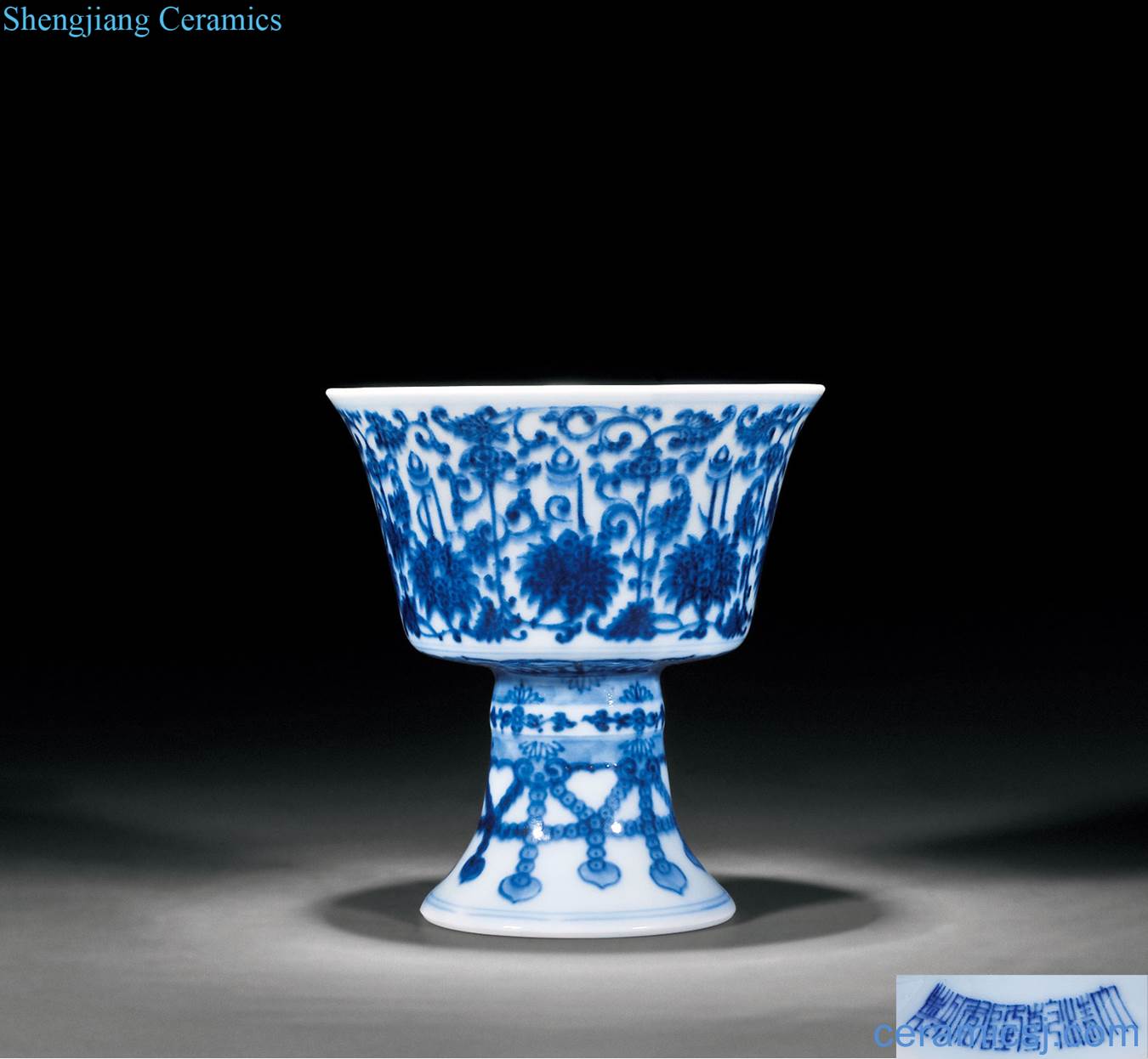 Qing qianlong Blue and white lotus flower sweet grain footed cup