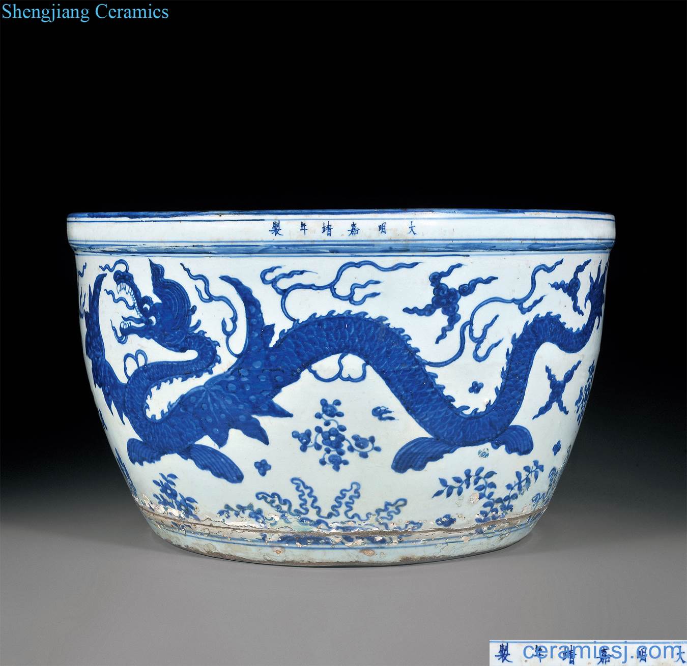 Ming jiajing Blue and white should be dragon big crock