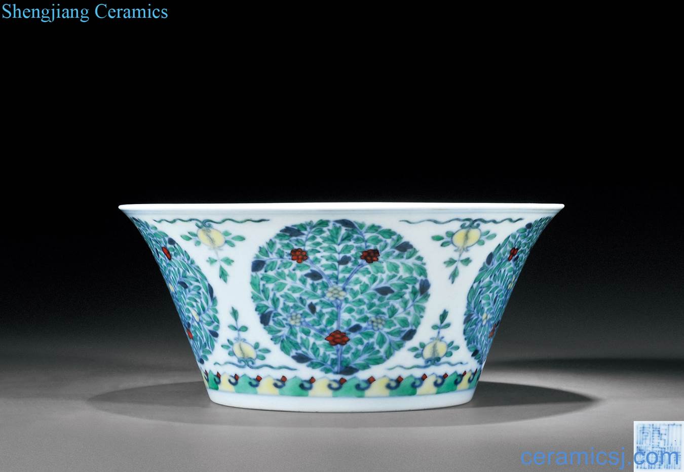 Qing qianlong dou CaiTuan pattern horseshoe bowl