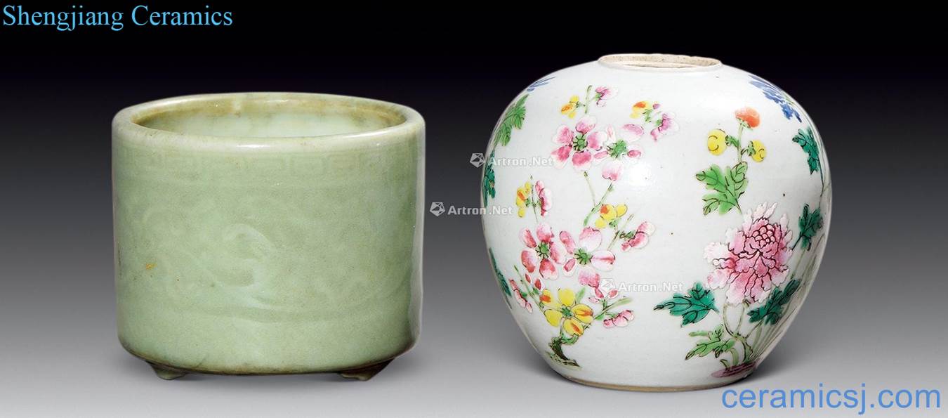 qing Green glaze printing three-legged furnace, pastel flowers grain canister (a)