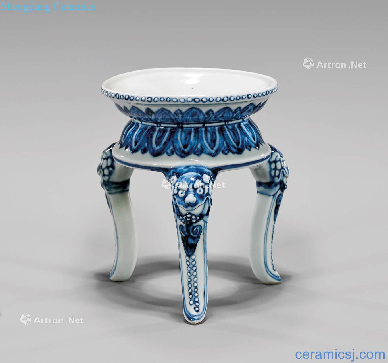 In the Ming dynasty yongle blue and white porcelain tripod