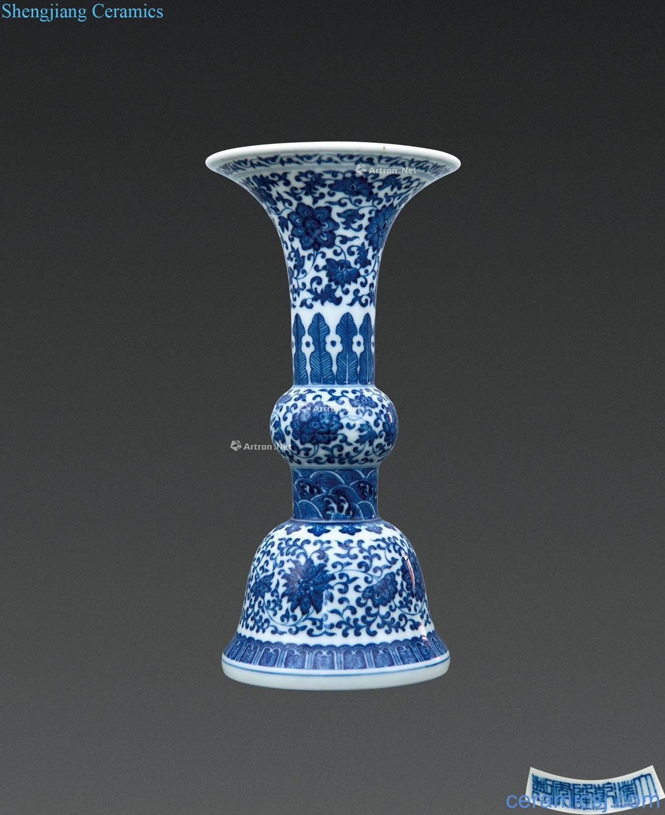 Qing qianlong Blue and white tie up branch lines vase with flowers