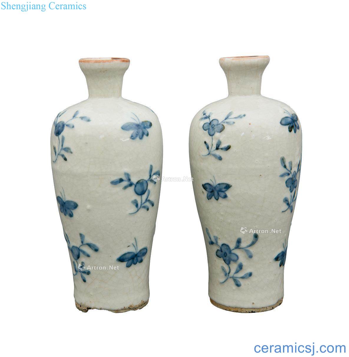 The late Ming dynasty Blue and white flower grain bottle (a)
