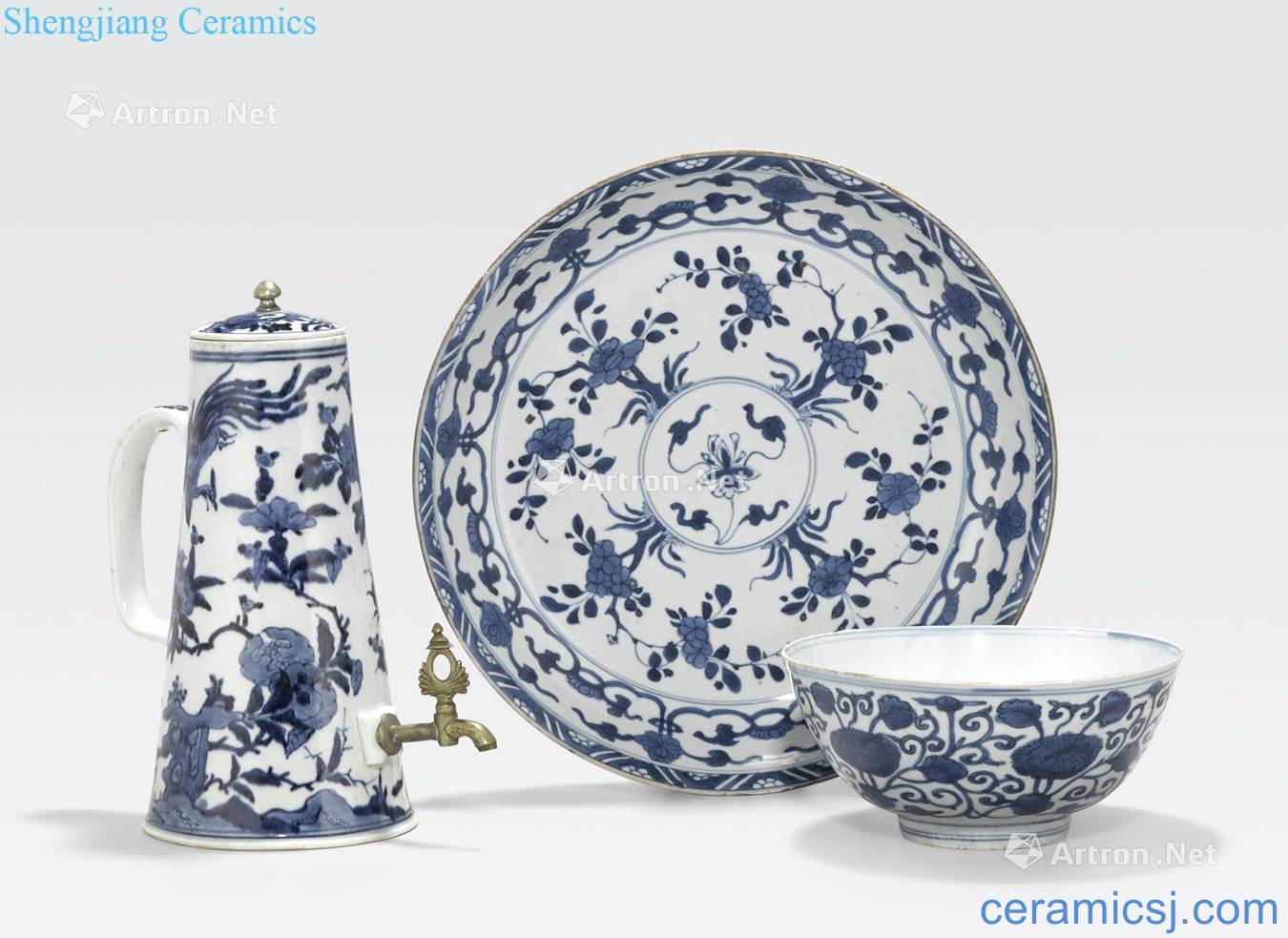 A GROUP OF THREE BLUE AND WHITE PORCELAINS