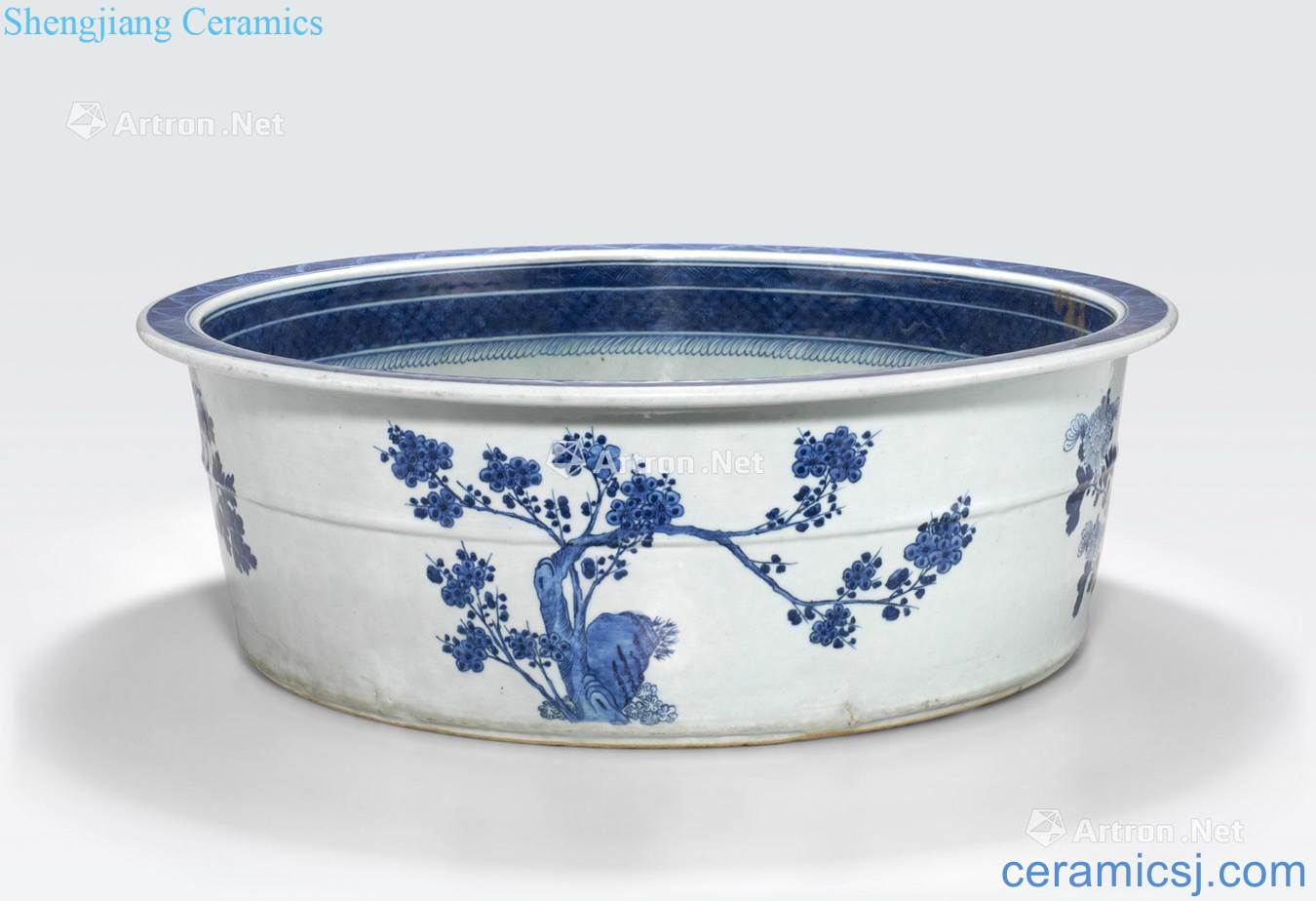 The 19 th century A CANTON BLUE AND WHITE EXPORT PORCELAIN FOOT BASIN