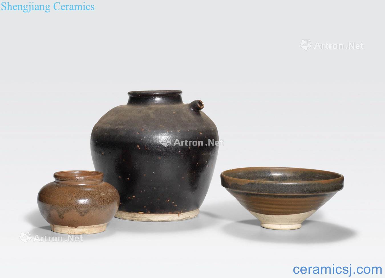 Jin dynasty and later A GROUP OF THREE BROWN GLAZED CERAMICS