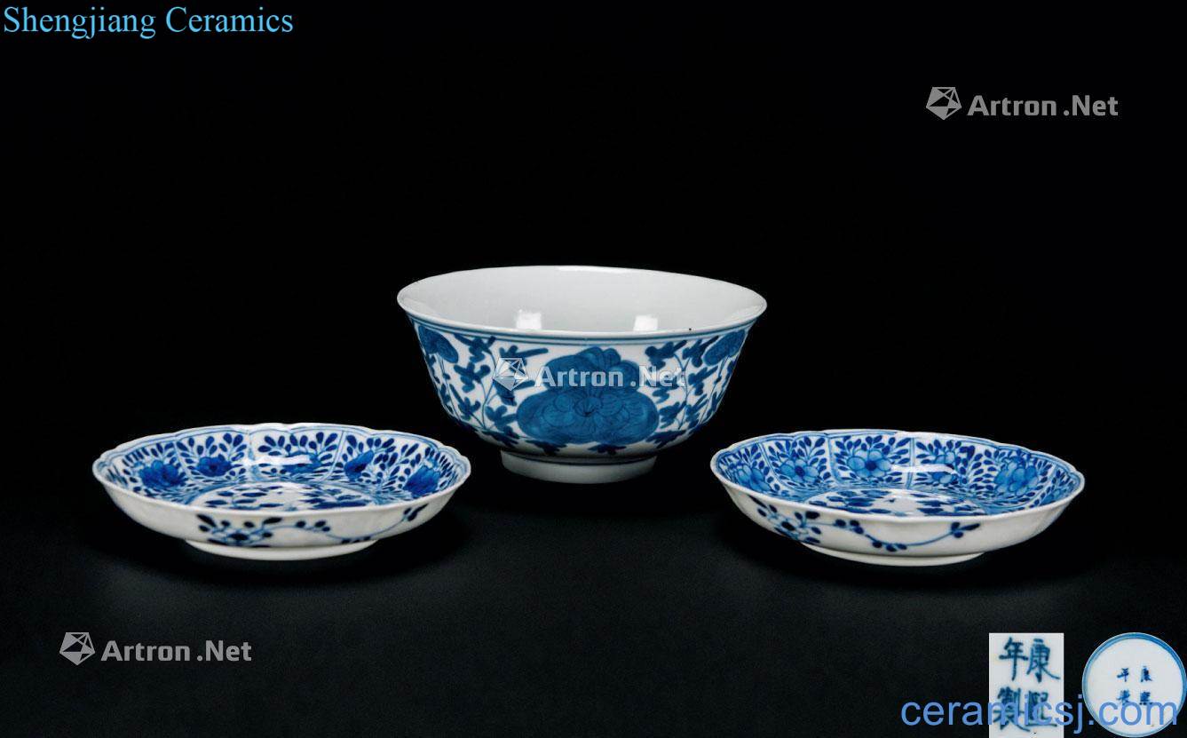 Qing dynasty blue-and-white bowl and flower disc (one to one group of three)