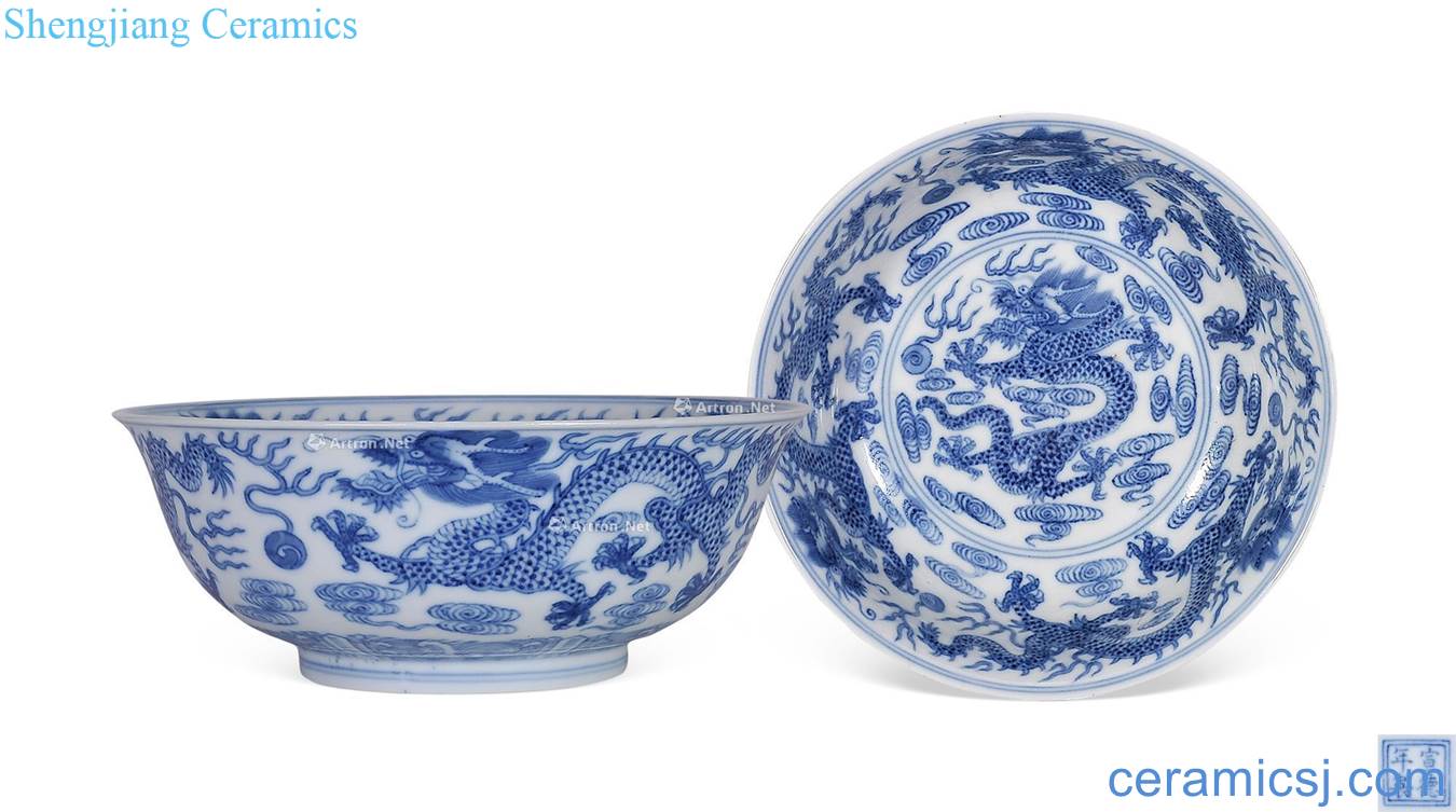 In the 18th century qing Blue and white dragon bowl