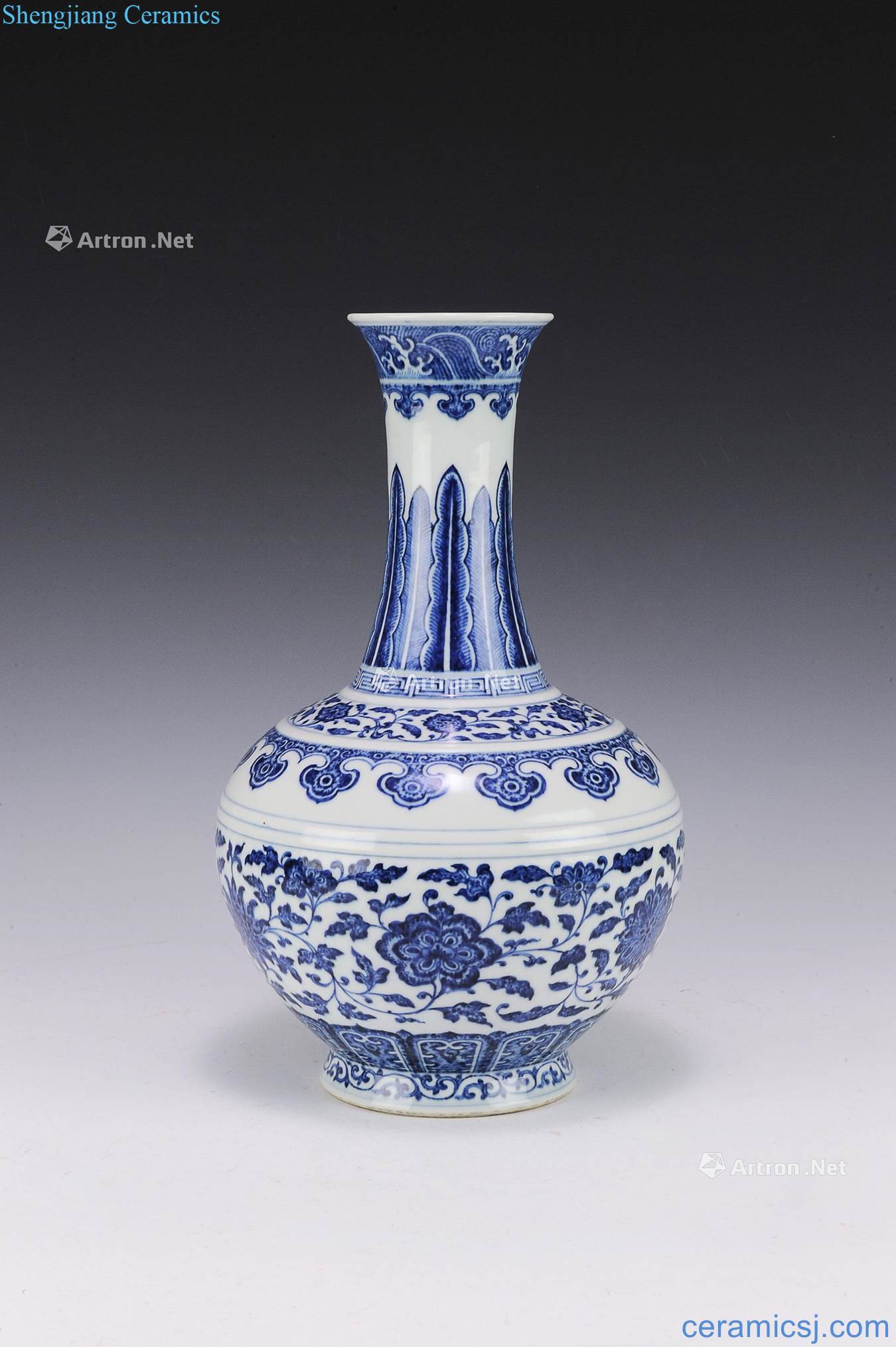 Qianlong period Imperial Blue & White Vase, Qianlong Mark