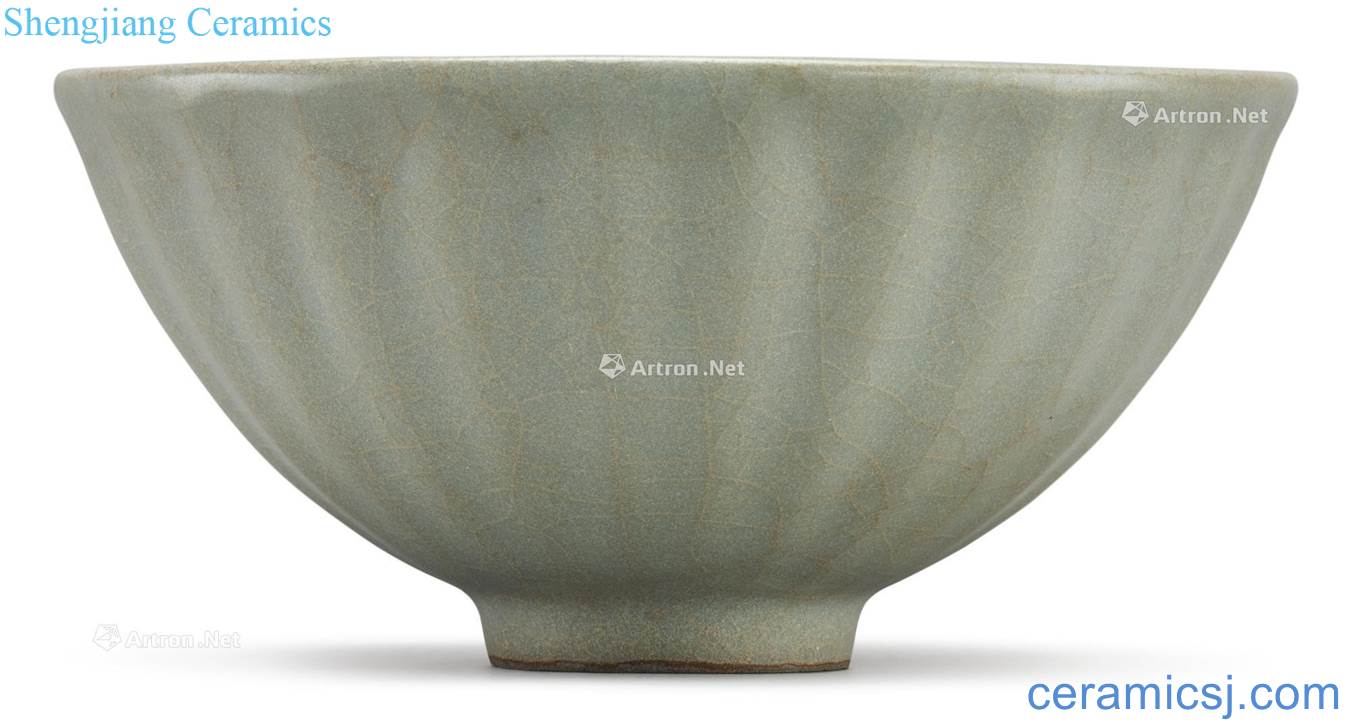 The song dynasty Longquan celadon imitated imperial lotus-shaped 盌 lines
