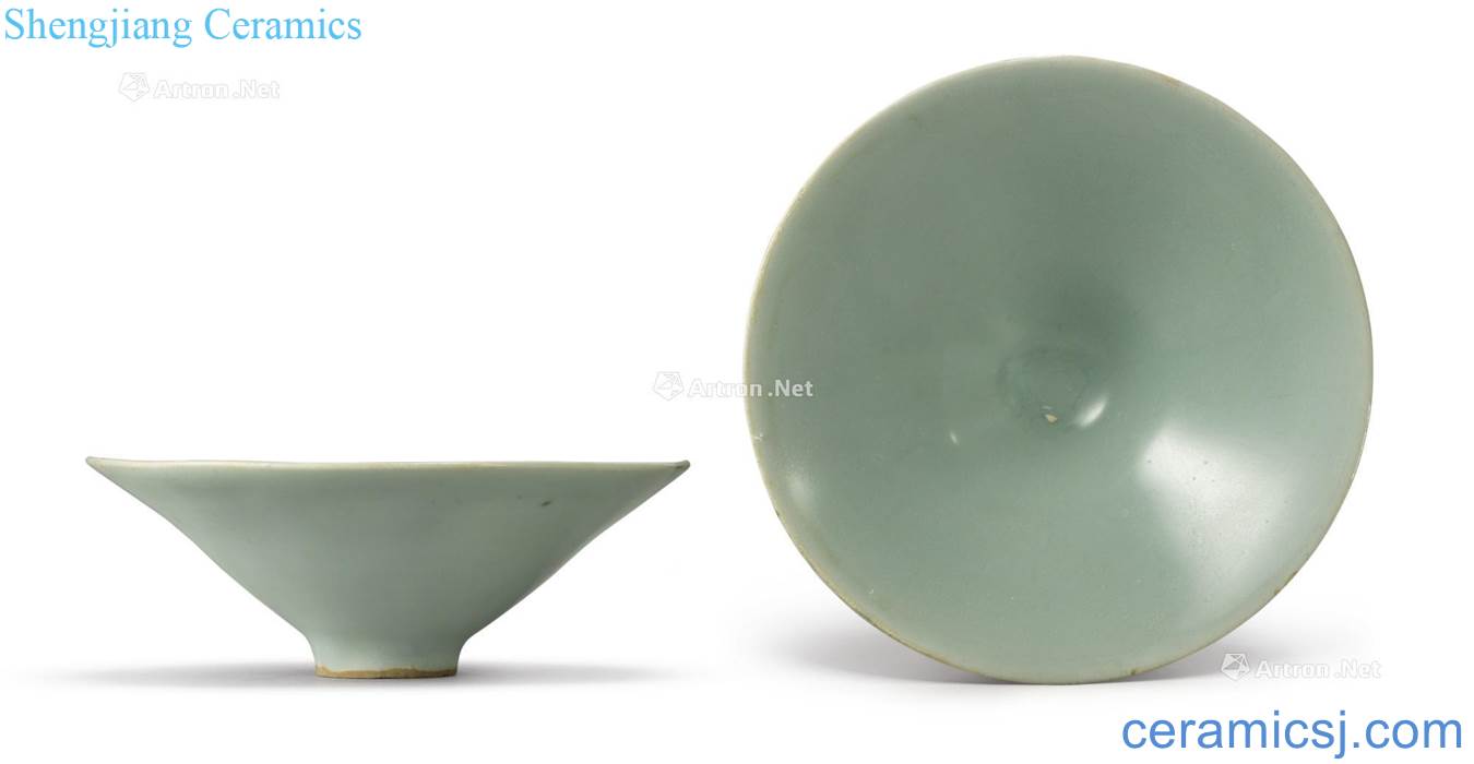 The southern song dynasty Longquan celadon green glaze 盌 dai li type (a)