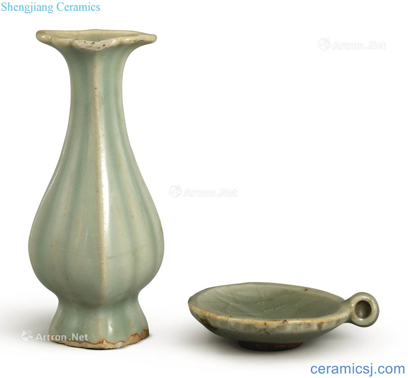 The southern song dynasty Longquan celadon green glaze bird feeder (two)
