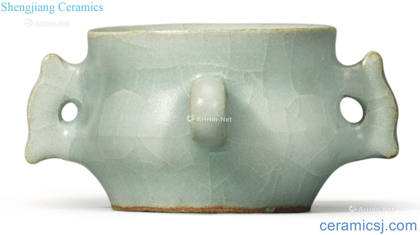 The song dynasty Longquan celadon imitated imperial bird food cans