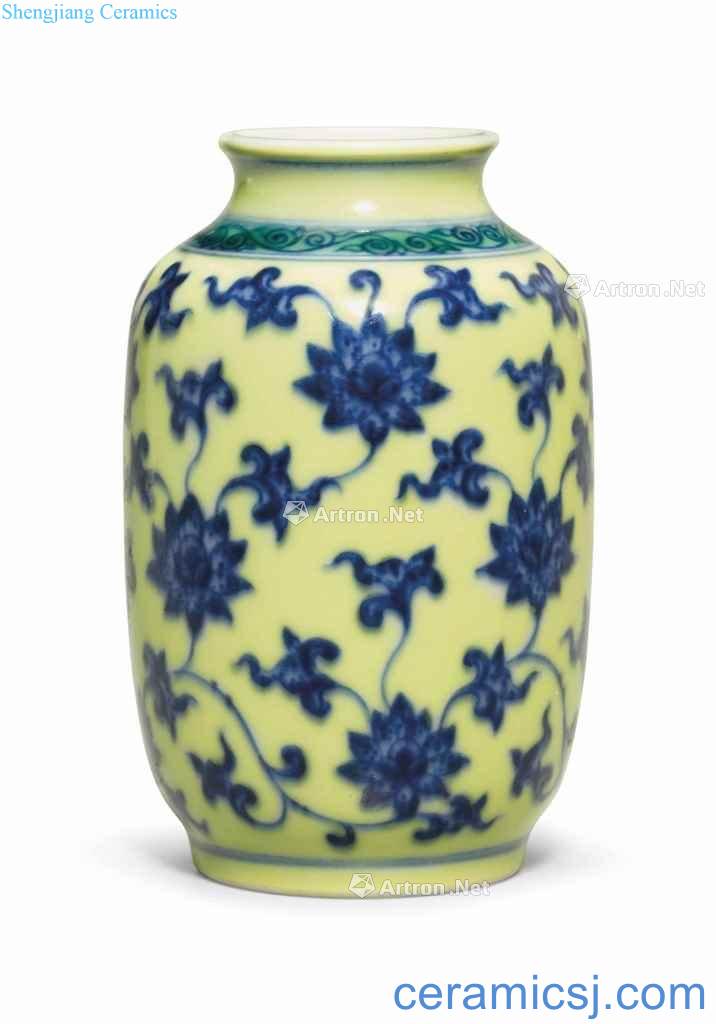 Qing yongzheng Yellow to blue and white lotus flower grain small bottle