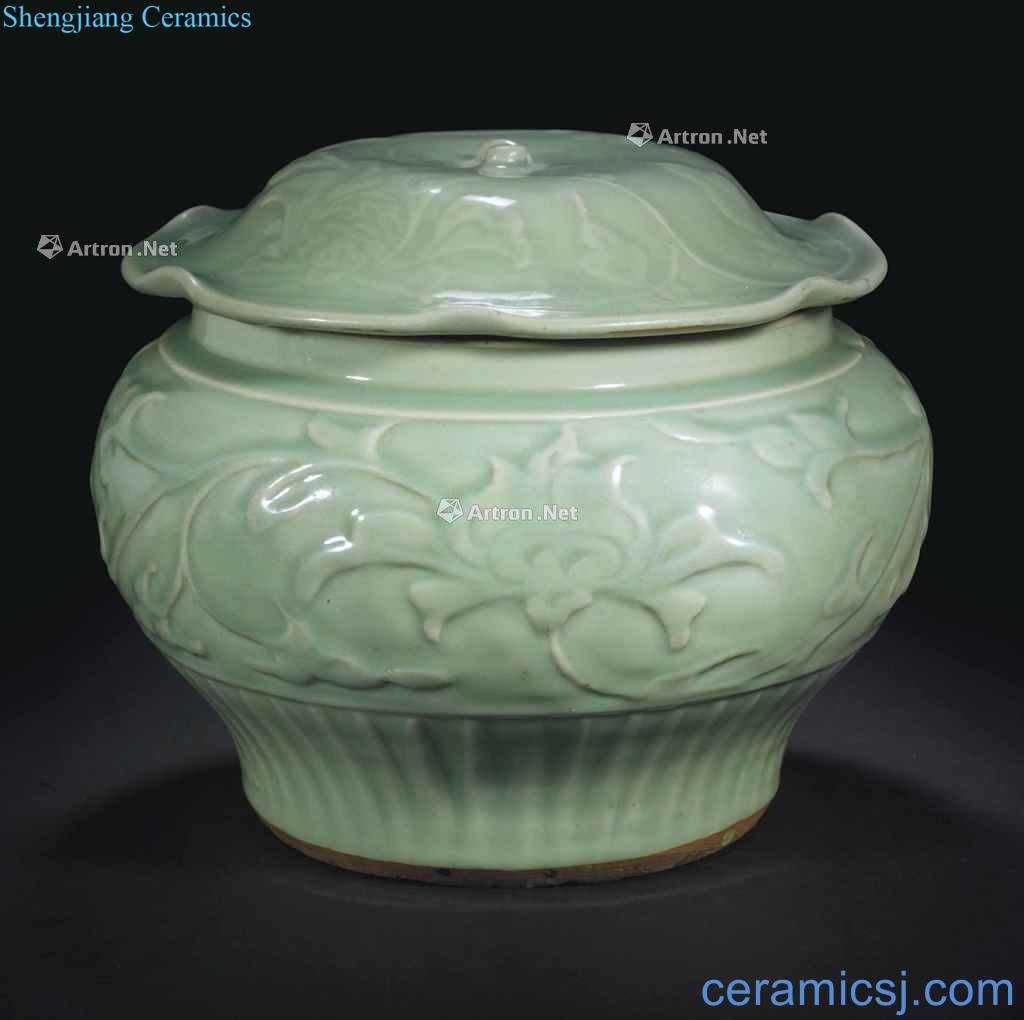 Yuan in the 14th century Longquan green glazed carved pattern of lotus leaf wrapped branches cover tank