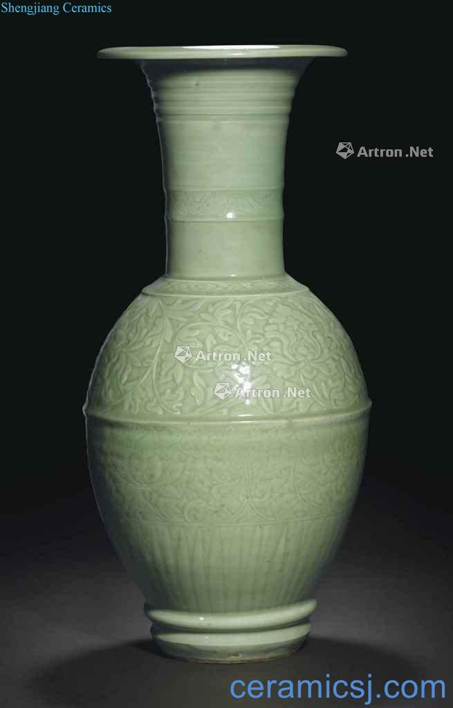 Ming in the 15th century Longquan green glaze carving peony lines large bottle
