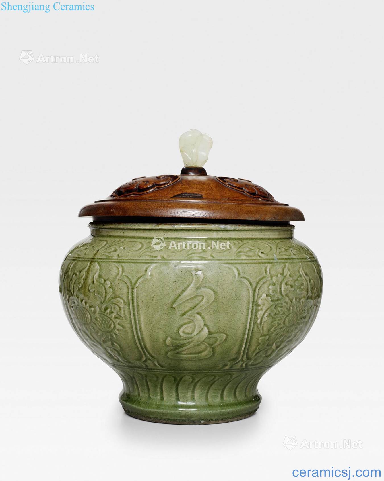 At the end of the yuan/Ming Longquan green porcelain carving the gold medallion type chrysanthemum grain tank