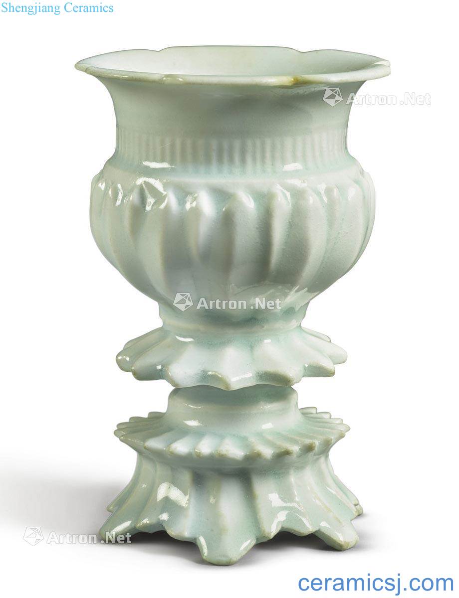 Northern song dynasty Green white glaze lotus-shaped grain flower mouth furnace