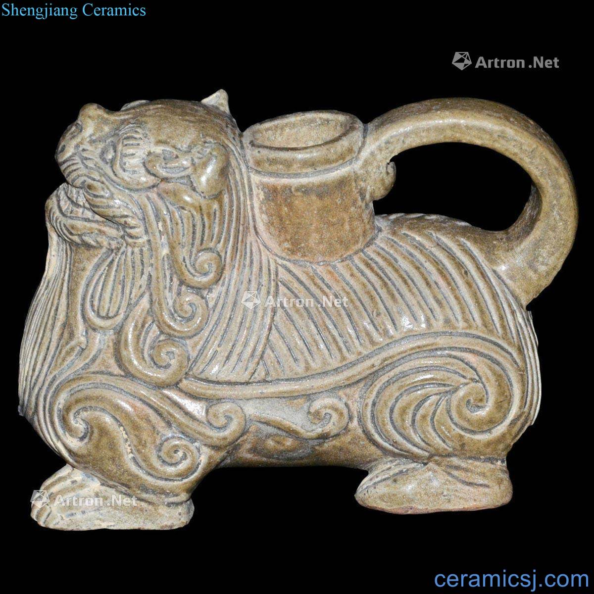 The kiln green glaze of the eastern lion put the pot