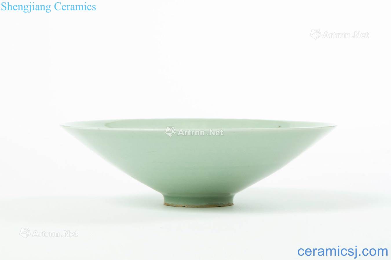 The southern song dynasty Longquan celadon bowls