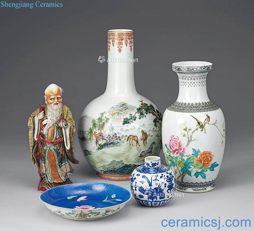 Qing dynasty blue and white antique figure tank (5)
