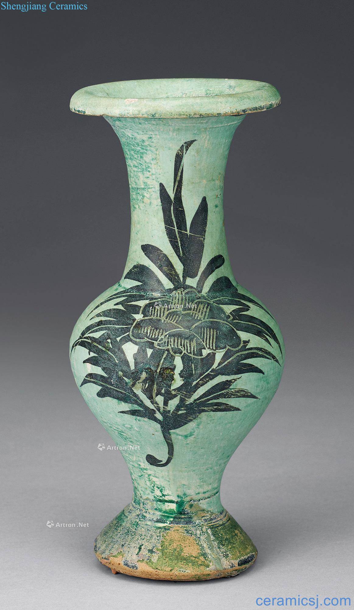 The song dynasty Green glaze painted peony grains bottle of iron