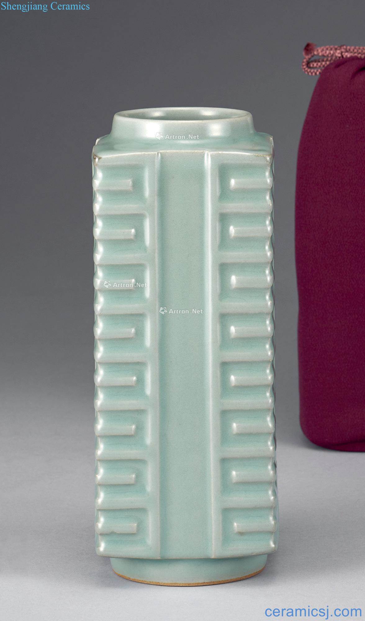 The southern song dynasty celadon cong type bottle