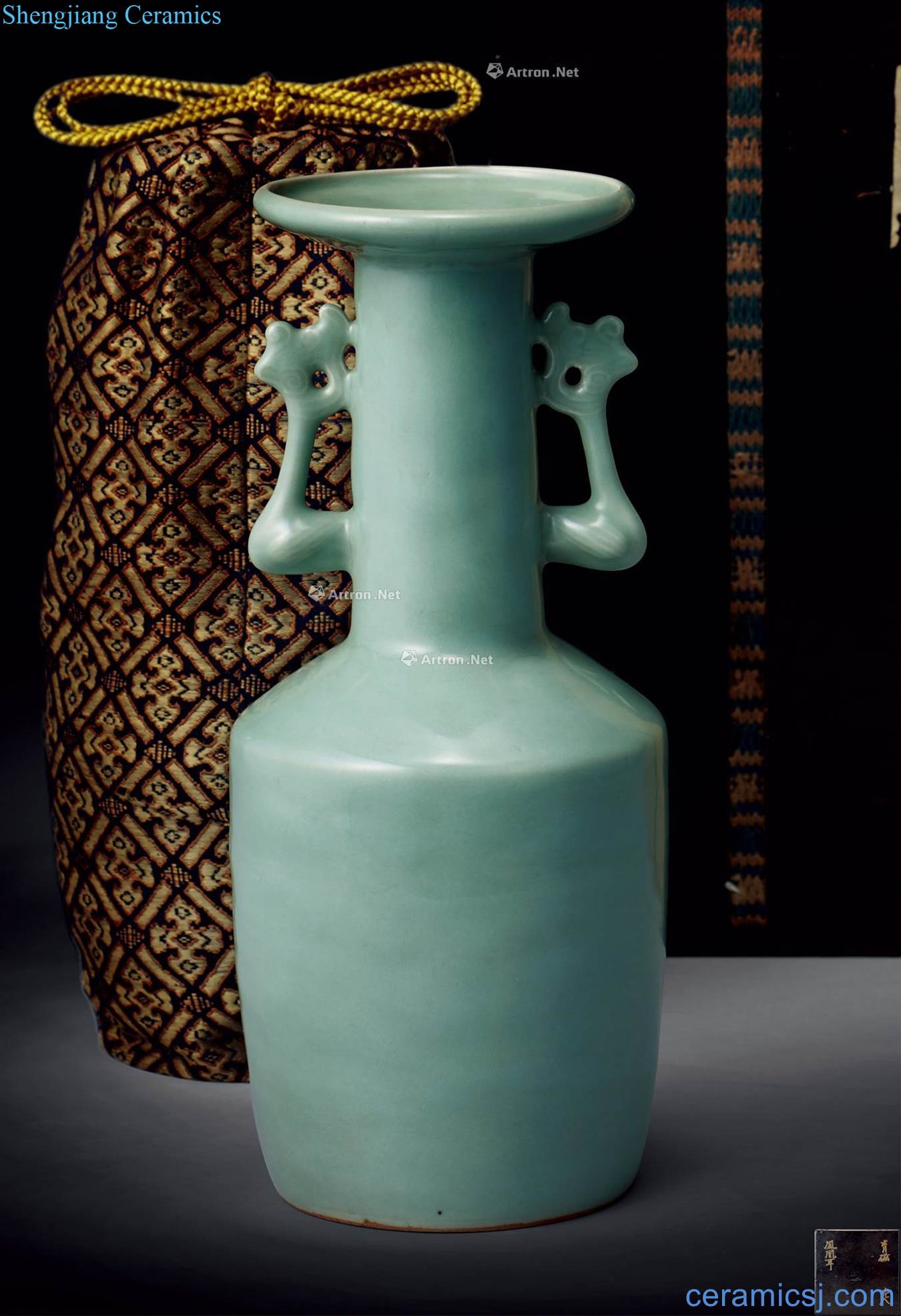 The southern song dynasty longquan celadon green magnetic phoenix ear vase