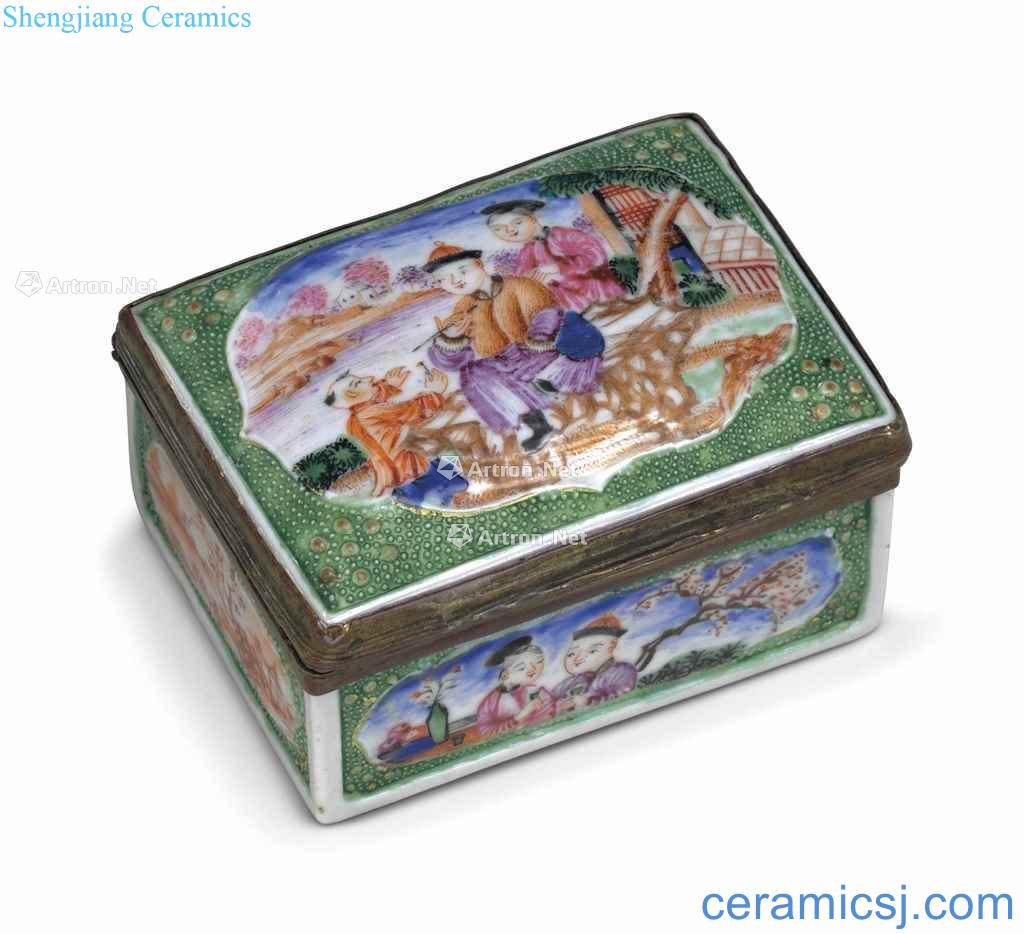 QIANLONG PERIOD (1735 ~ 96). A GREEN - GROUND FAMILLE ROSE PORCELAIN SNUFF BOX