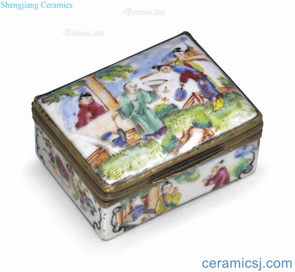 QIANLONG PERIOD (1735 ~ 1796) A FAMILLE ROSE PORCELAIN SNUFF BOX