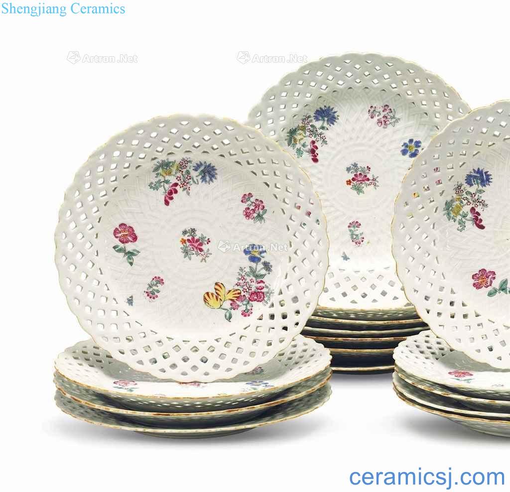 CIRCA 1760 A SET OF SIXTEEN FAMILLE ROSE RETICULATED PLATES