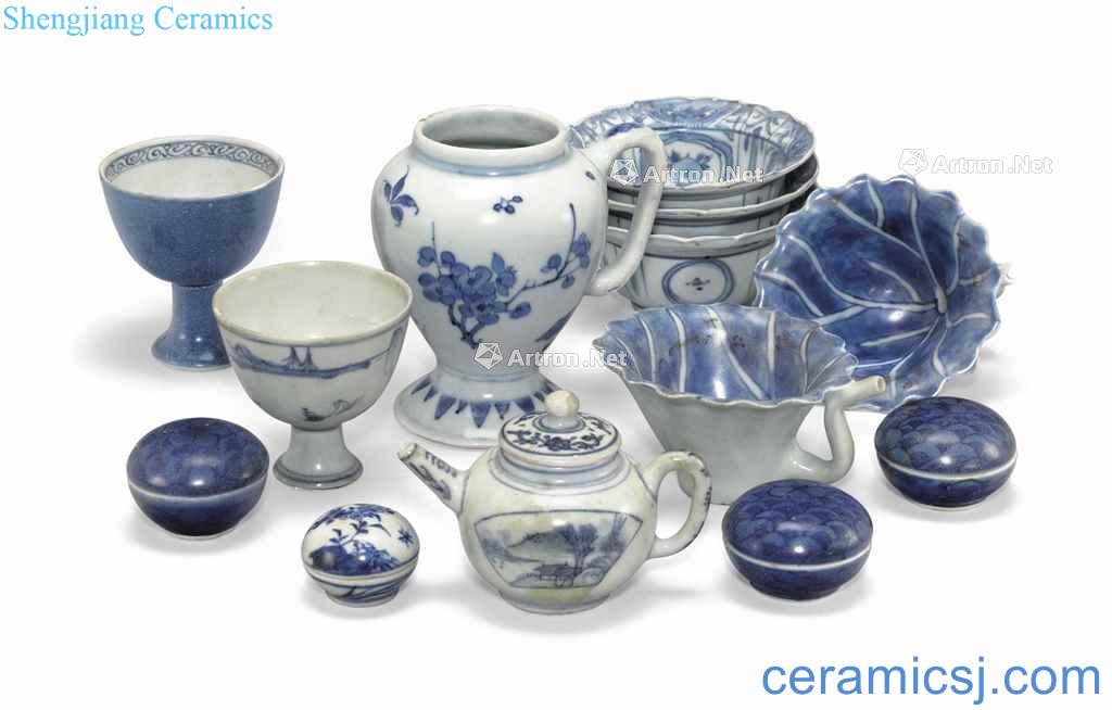 TRANSITIONAL, MID ~ 17 th CENTURY A GROUP OF SMALL 'HATCHER CARGO' BLUE AND WHITE WARES