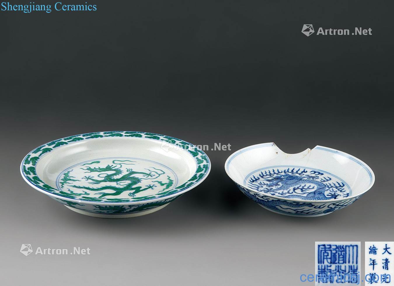 In the qing dynasty (1644-1911) blue and white dragon pattern plate Blue and green dragon tray two things (group a)