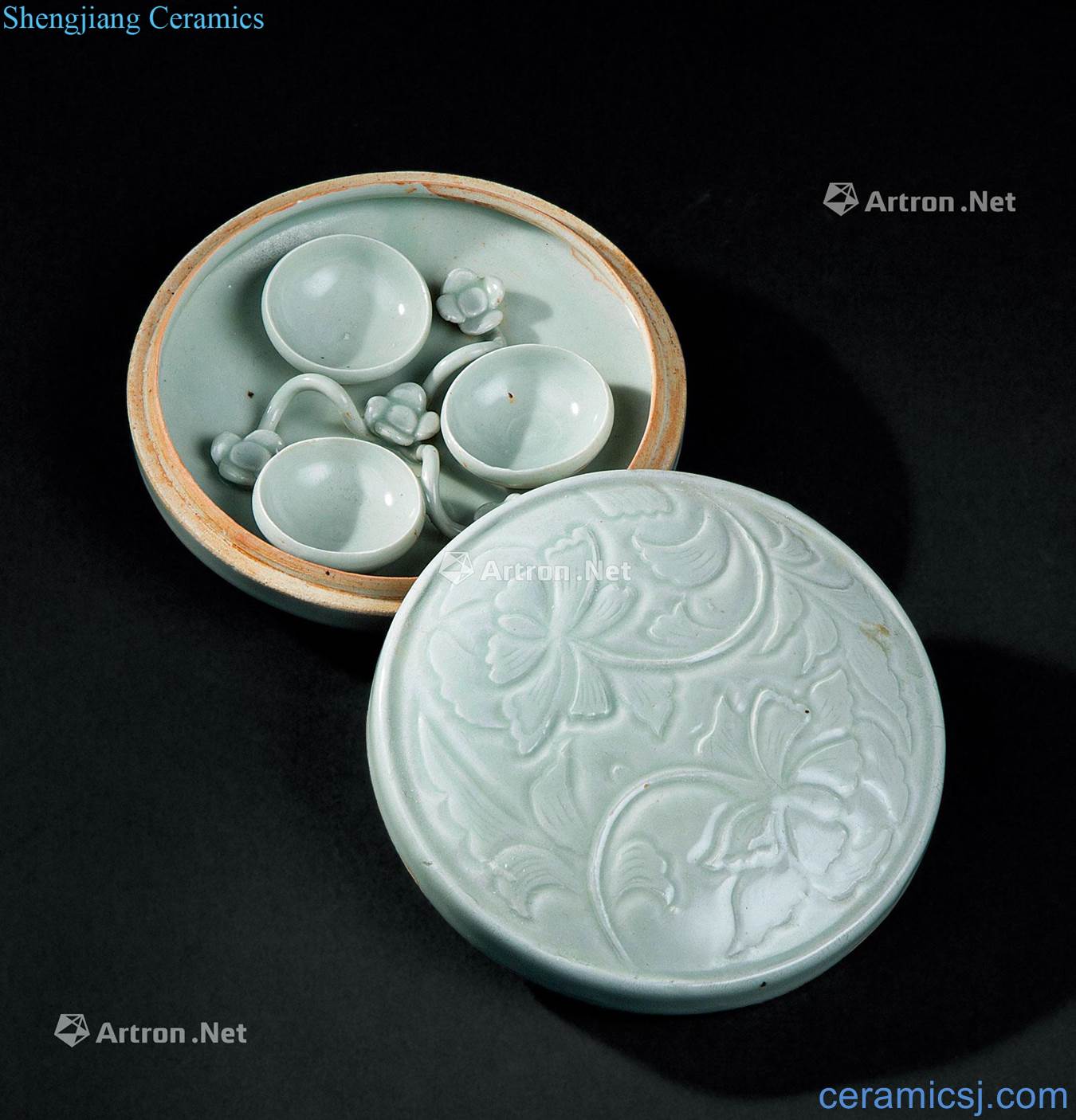 The yuan dynasty (1279-1368) blue flowers lines cover box